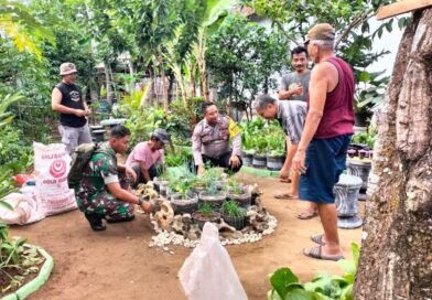TNI-Polri dan Warga Gotong Royong Jaga Kebersihan Taman Kelurahan Surodakan