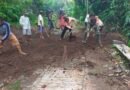Babinsa Banjarsari Bersama Warga Gotong Royong Lebarkan Jalan Desa