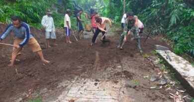 Babinsa Banjarsari Bersama Warga Gotong Royong Lebarkan Jalan Desa