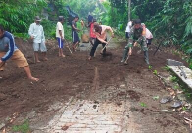 Babinsa Banjarsari Bersama Warga Gotong Royong Lebarkan Jalan Desa