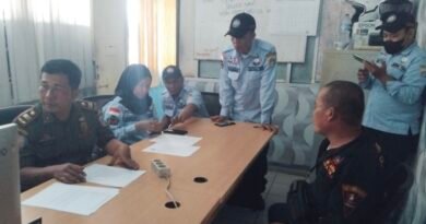 Sudinhub Jakarta Barat dan Petugas Gabungan Razia Parkir Liar di Kawasan CNI Kembangan