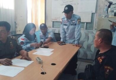 Sudinhub Jakarta Barat dan Petugas Gabungan Razia Parkir Liar di Kawasan CNI Kembangan