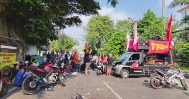 Aliansi Warga Kebon Sayur Demo Blokade Jalan Raya Kapuk, Kemacetan Mengular hingga Tol Kayu Besar