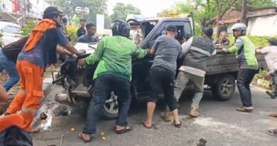 Diduga Sopir Ngantuk, Mobil Operasional PPSU Hantam Trotoar di Jalan Utan Jati Raya Kalideres
