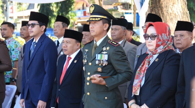 Komandan Kodim 0806/Trenggalek Letkol Inf Isnanto Roy Saputro, bersama jajaran Forum Koordinasi Pimpinan Daerah (Forkopimda) menghadiri Upacara Peringatan Hari Bhayangkara Ke-80 Tahun 2026 di Alun-Alun Kabupaten Trenggalek, Rabu (1/7/2026). Foto: Istimewa