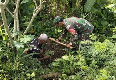 Cegah Ancaman Bencana, Babinsa Sidomulyo Bersama Warga Gelar Aksi Tanam Pohon