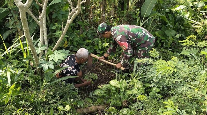 Cegah Ancaman Bencana, Babinsa Sidomulyo Bersama Warga Gelar Aksi Tanam Pohon