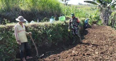 Sertu Tatang Bantu Petani Percepat Persiapan Musim Tanam