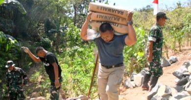 Panggul 3 Sak Semen, Aksi “Samson Ponorogo” Curi Perhatian di TMMD Desa Bulu Lor