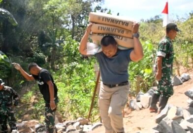 Panggul 3 Sak Semen, Aksi “Samson Ponorogo” Curi Perhatian di TMMD Desa Bulu Lor