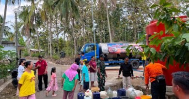 Trenggalek Kekeringan, TNI-BPBD dan BBWS Brantas Salurkan 16.000 Liter Air Bersih untuk Warga