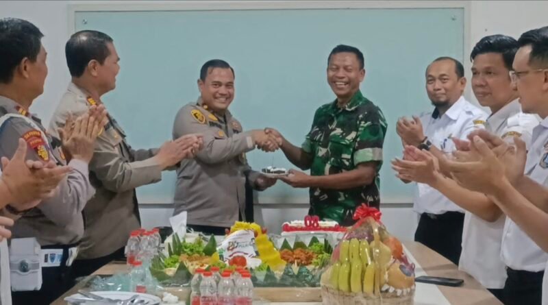 Peringati Hari Bhayangkara Ke-80, Danramil dan Wakil Camat Kalideres Beri Kejutan di Polsek