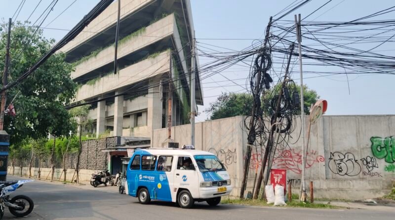 Warga Rawa Buaya Desak Bina Marga Jakarta Barat Tertibkan Kabel Sisa Telekomunikasi yang Semrawut