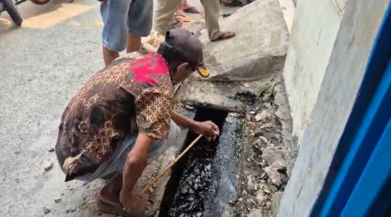 Apresiasi Program Gerebek Lumpur, Warga Cengkareng Timur Bongkar Saluran Dangkal dan Cor Jalan