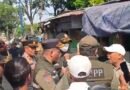 Pemkot Jakbar Tertibkan Puluhan Bangunan di Jalan Inspeksi Tanggul Timur Kapuk