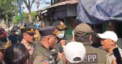 Pemkot Jakbar Tertibkan Puluhan Bangunan di Jalan Inspeksi Tanggul Timur Kapuk