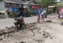 Cegah Laka Lantas, Sertu Tri Rosadi Bersama Warga Kebonduren Gotong Royong Perbaiki Jalan