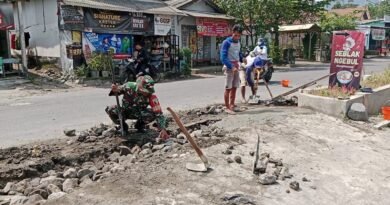 Cegah Laka Lantas, Sertu Tri Rosadi Bersama Warga Kebonduren Gotong Royong Perbaiki Jalan