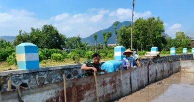 Babinsa Desa Kendalbulur Bantu Petani Siapkan Masa Tanam