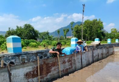 Babinsa Desa Kendalbulur Bantu Petani Siapkan Masa Tanam