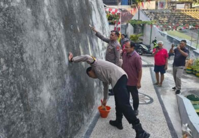 Sambut HUT ke-81 Kemerdekaan RI, Polresta Malang Kota Bersama Warga Mulai Cat Tembok Gang Permukiman