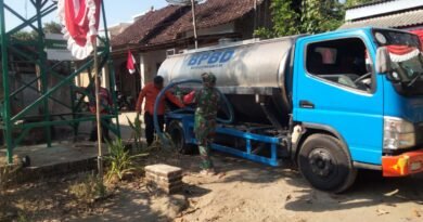 Koramil 0806/Tugu Fokus Distribusikan 6.000 Liter Air Bersih Untuk Warga Terdampak Kekeringan di Prambon