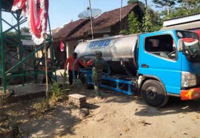 Koramil 0806/Tugu Fokus Distribusikan 6.000 Liter Air Bersih Untuk Warga Terdampak Kekeringan di Prambon