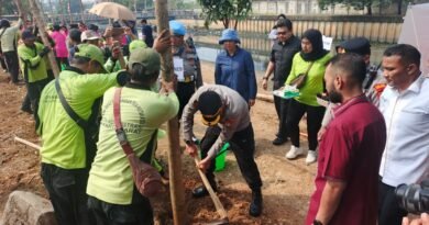Jelang HUT Ke-81 Kemerdekaan RI, Kapolres Metro Jakbar dan Warga Tanam Pohon di Taman Daan Mogot