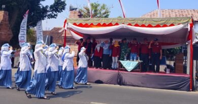 TNI-Polri Berikan Pengamanan Lomba Gerak Jalan HUT Ke-81 RI di Gandusari