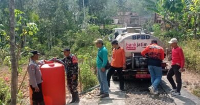 TNI-Polri dan BPBD Salurkan 4.000 Liter Air Bersih ke Warga Bogoran