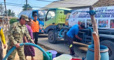 Kekeringan, TNI-Polri dan BPBD Salurkan 24.000 Liter Air Bersih Kepada Warga Panggul