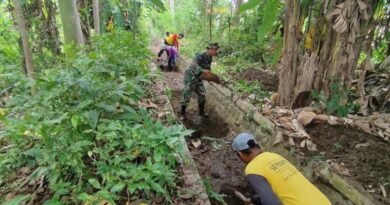 Babinsa dan Warga Gotong Royong Bersihkan Saluran Irigasi
