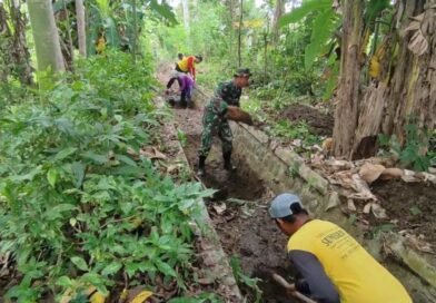 Babinsa dan Warga Gotong Royong Bersihkan Saluran Irigasi