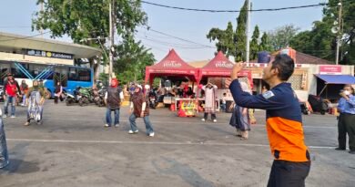 Rayakan HUT Ke-81 RI, Karyawan PO Bus AKAP di Terminal Kalideres Ikuti Lomba Sepak Bola