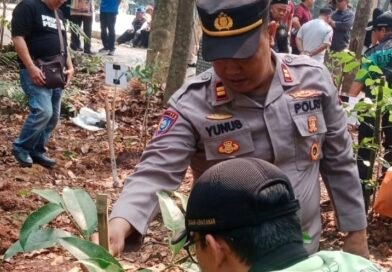 Peduli Lingkungan Hijau, Polsek Kembangan Bersama Warga, Tanam 20 Pohon di Hutan Kota Srengseng