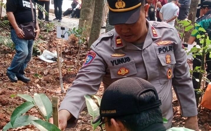 Peduli Lingkungan Hijau, Polsek Kembangan Bersama Warga, Tanam 20 Pohon di Hutan Kota Srengseng