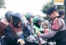 Jelang HUT Ke – 81 RI, Polresta Malang Kota Bagikan 81 Bendera Merah Putih Kepada Pengendara