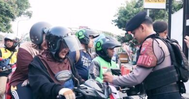 Jelang HUT Ke – 81 RI, Polresta Malang Kota Bagikan 81 Bendera Merah Putih Kepada Pengendara