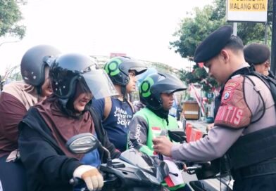 Jelang HUT Ke – 81 RI, Polresta Malang Kota Bagikan 81 Bendera Merah Putih Kepada Pengendara