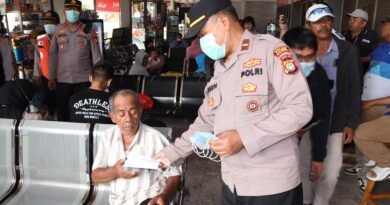 Polsek Kalideres Dirikan Posko Kesehatan dan Bagikan Masker di Terminal Kalideres