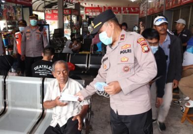 Polsek Kalideres Dirikan Posko Kesehatan dan Bagikan Masker di Terminal Kalideres