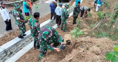 HUT TNI Ke-81, Koramil Tugu Bersama Warga Tanam Bibit Pohon