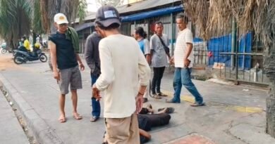 Diduga Usai Konsumsi Tramadol, Pemuda Bertato Ambruk di Trotoar Daan Mogot
