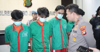 Polres Jakbar Bongkar Sindikat Tembakau Sintetis dan Cairan Narkotika