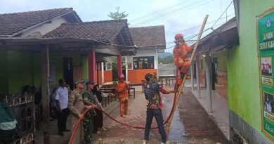 Toko dan Atap Ruang Kelas SDN 1 Karanggandu Trenggalek Terbakar