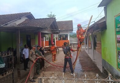 Toko dan Atap Ruang Kelas SDN 1 Karanggandu Trenggalek Terbakar