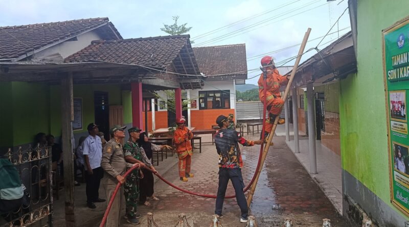 Toko dan Atap Ruang Kelas SDN 1 Karanggandu Trenggalek Terbakar