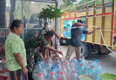 Kekeringan di Trenggalek Meluas, TNI Terus Salurkan Air Bersih