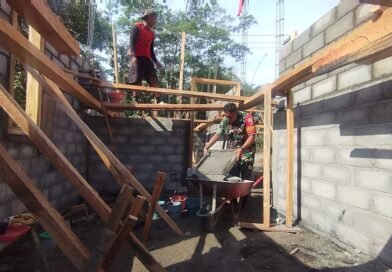 Gotong Royong Warga Dan Babinsa Koramil Binangun Bedah RTLH Milik Warga Di Blitar
