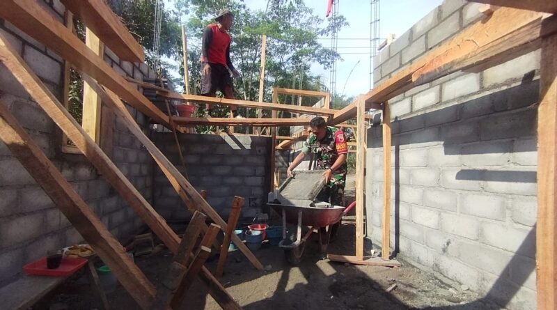Gotong Royong Warga Dan Babinsa Koramil Binangun Bedah RTLH Milik Warga Di Blitar